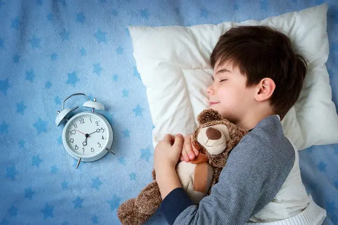 criança dormindo tranquilamente na cama